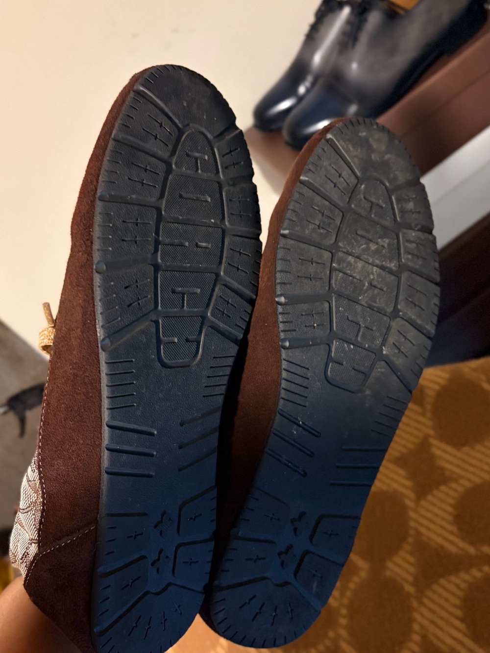 *pre-loved* COACH soft sneaker in signature Jacquard - Picture 5 of 7